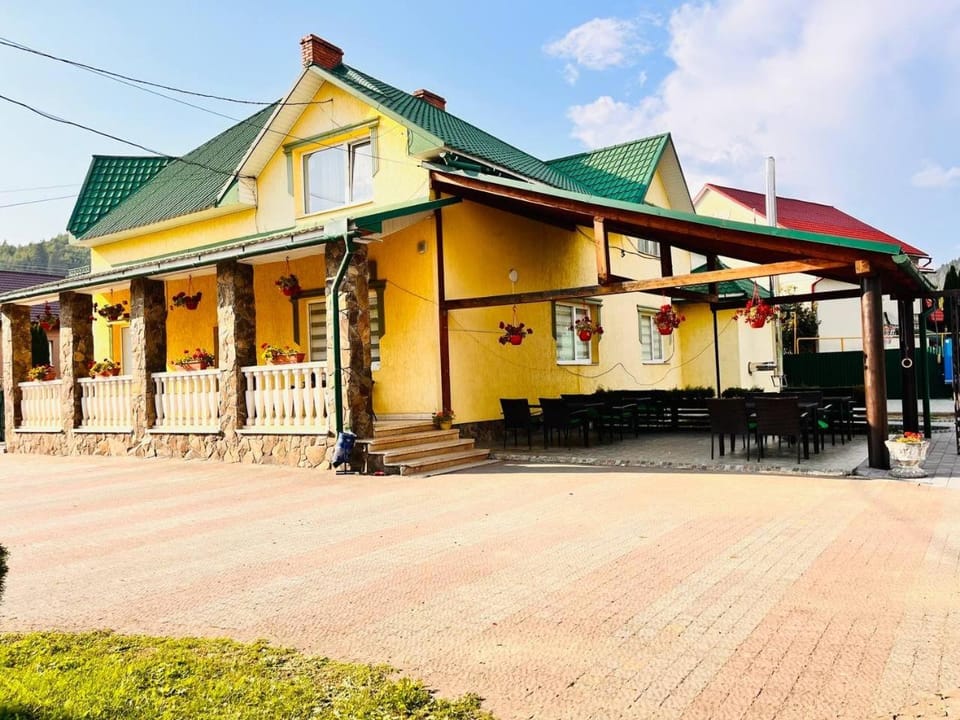 Golden Lemon Apartment in Ukraine