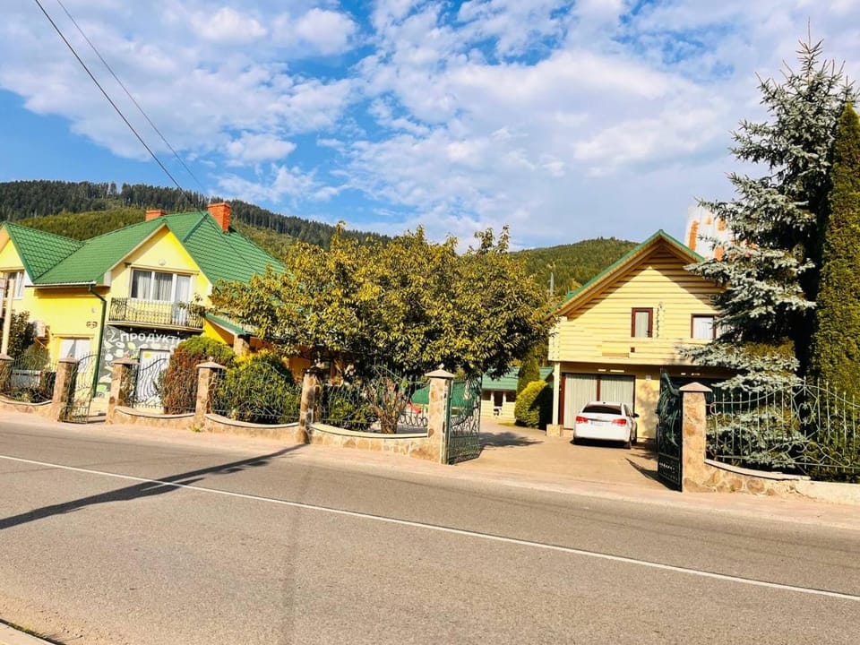 Golden Lemon Apartment in Ukraine