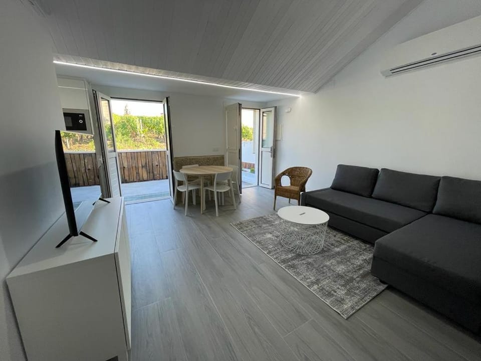 Communal lounge/ TV room, TV and multimedia, Living room, Seating area, Evening entertainment