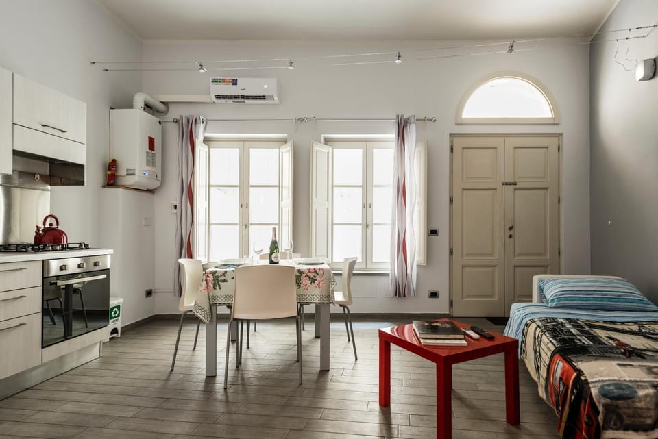 Living room, Dining area, pet friendly, stove