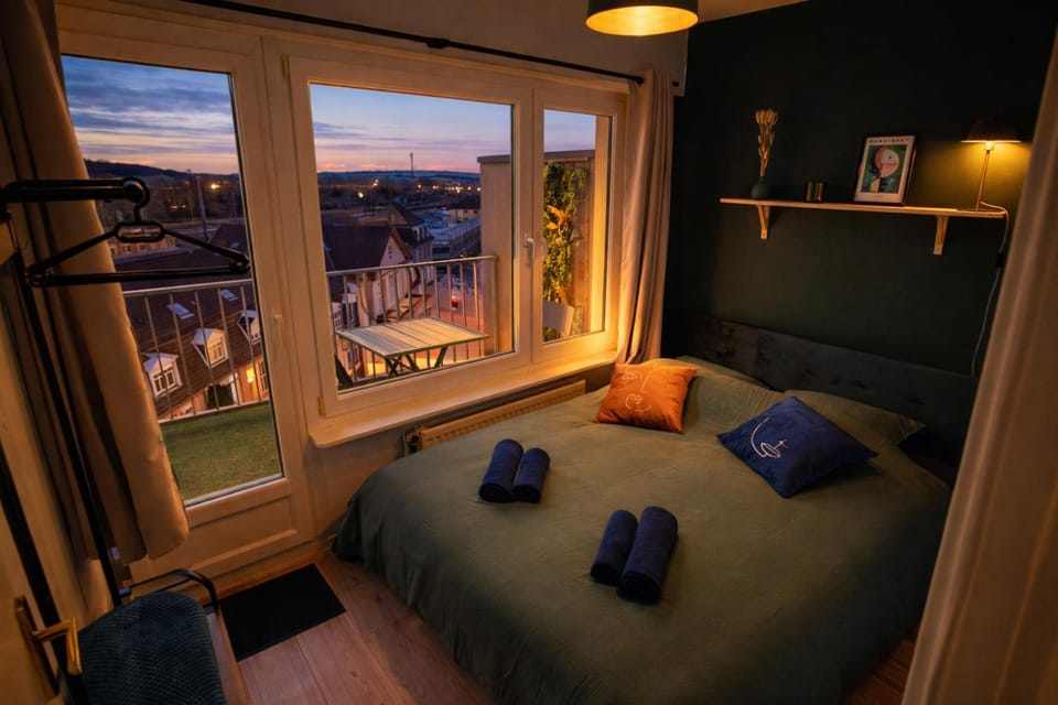 Photo of the whole room, Bedroom