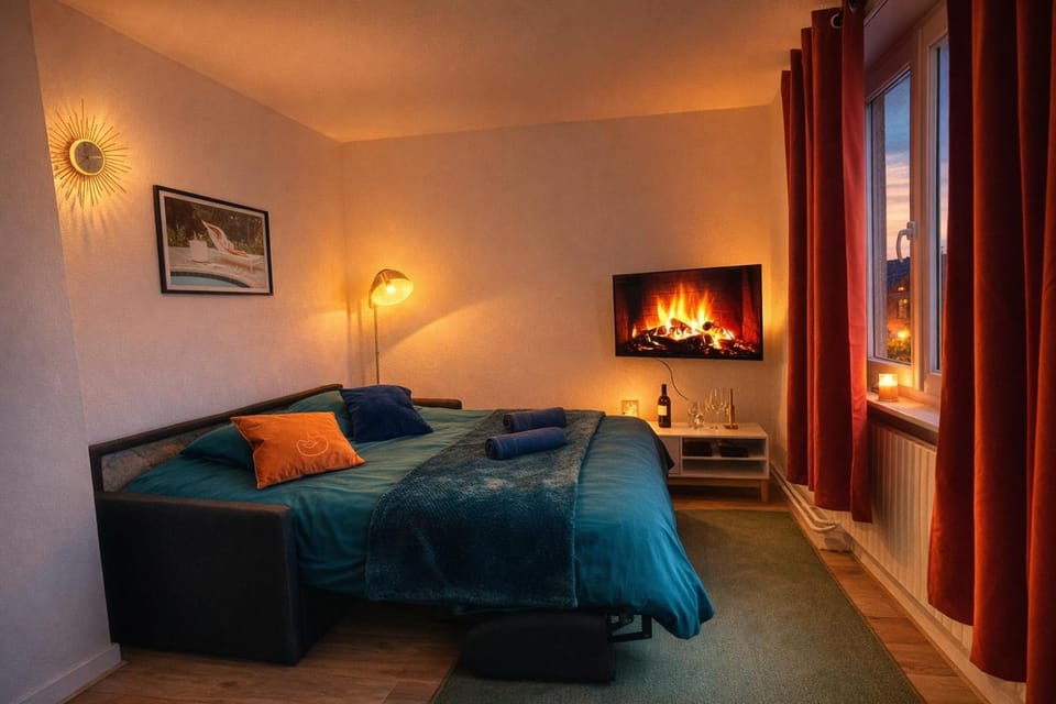 Bed, TV and multimedia, Living room, Photo of the whole room, Seating area, Bedroom, flat iron