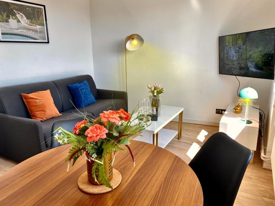 TV and multimedia, Living room, Seating area, Dining area