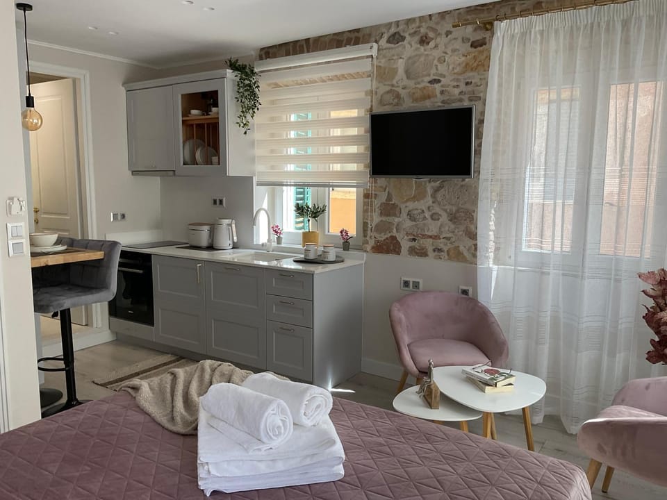 Kitchen or kitchenette, Seating area, Dining area