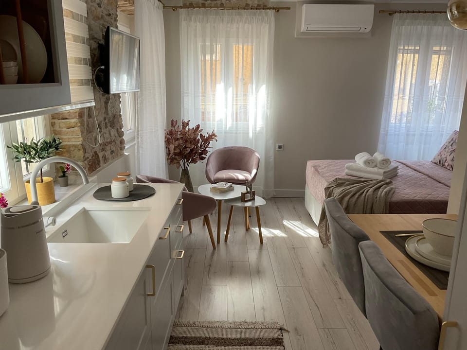 Bed, Kitchen or kitchenette, Seating area, Bedroom