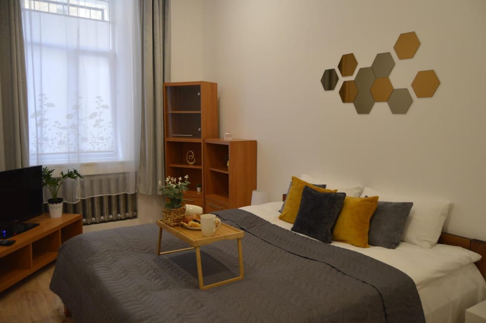 Bed, TV and multimedia, Photo of the whole room, Bedroom
