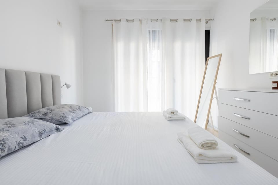 Bed, Bedroom, towels