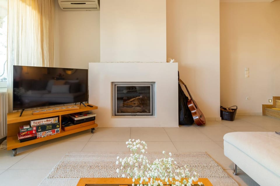 TV and multimedia, Seating area, flat iron, air conditioner