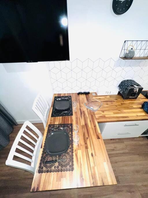 Kitchen or kitchenette, Dining area