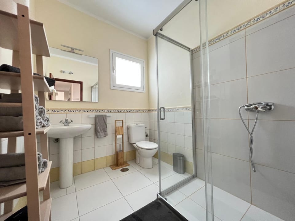 Shower, Toilet, Bathroom, towels
