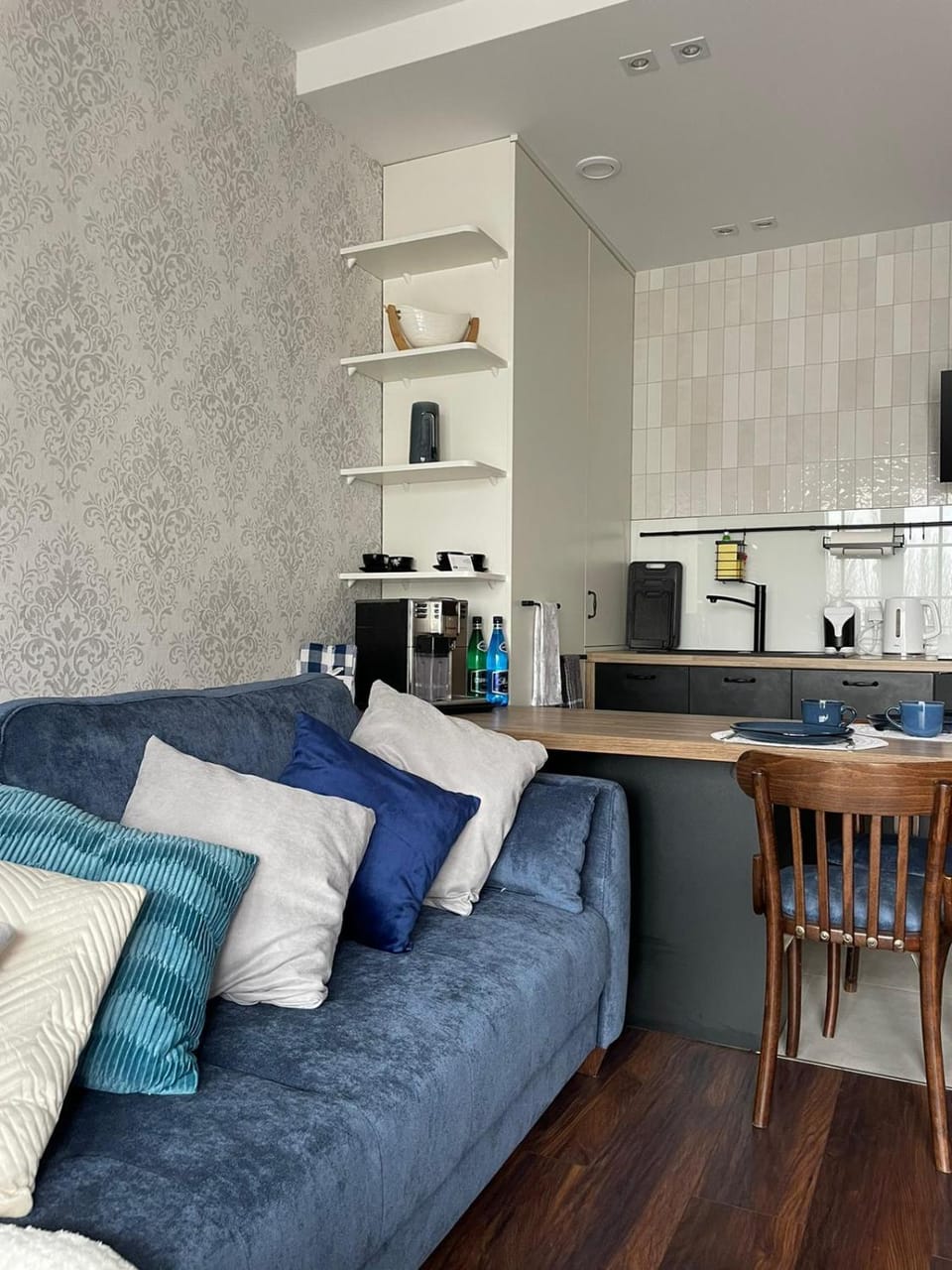 Kitchen or kitchenette, Seating area