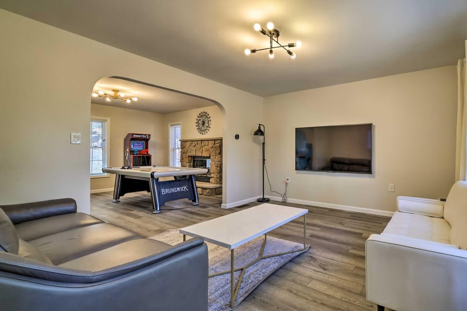 Movie Room, Hot Tub: Pocono Vacation Rental! House in Stroud Township