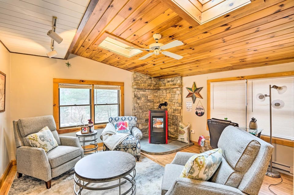 Berkshires Getaway < 1 Mi Skiing & Hiking! House in Charlemont
