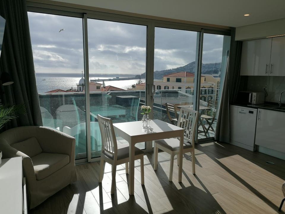 View (from property/room), Balcony/Terrace, Dining area, Sea view