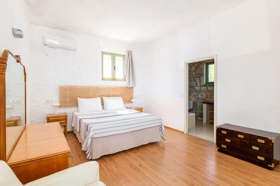 Bed, Photo of the whole room, Bedroom, air conditioner