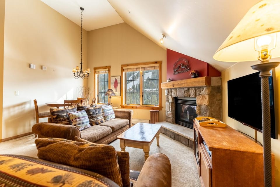 Day, TV and multimedia, Living room, fireplace, furniture