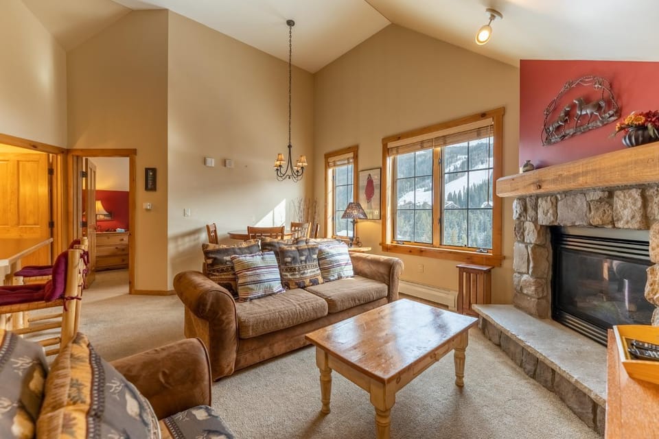 View (from property/room), Living room, Mountain view, fireplace, furniture