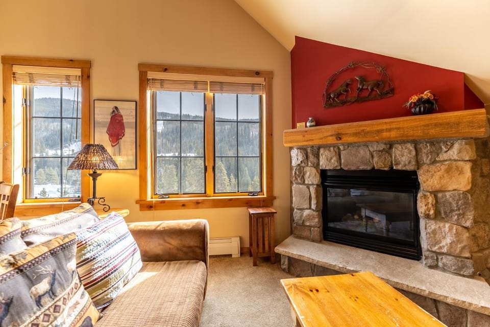 Day, View (from property/room), Living room, Seating area, Mountain view, fireplace, furniture