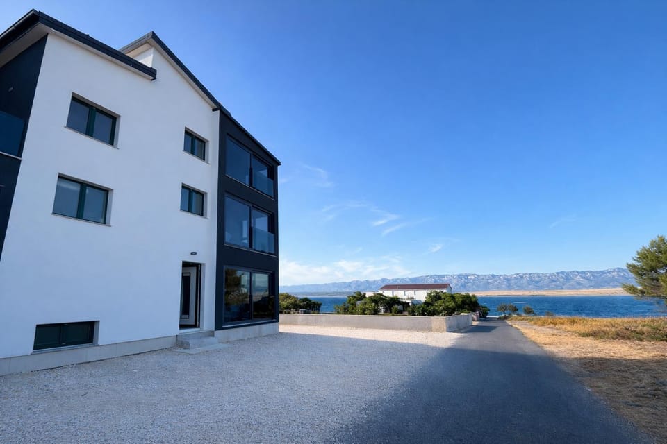 Property building, Day, Neighbourhood, Natural landscape, Mountain view, Sea view, Street view, Parking