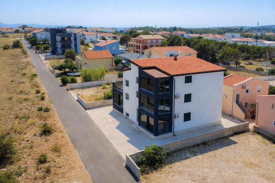 Property building, Day, Neighbourhood, Natural landscape, Bird's eye view, City view, Sea view, Street view, Location