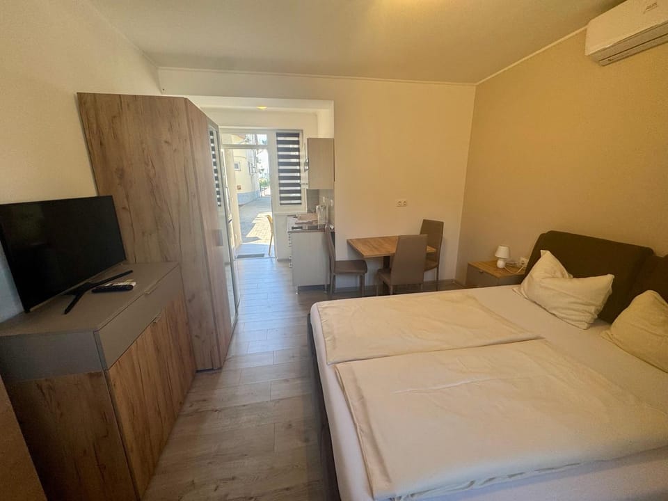 TV and multimedia, Bedroom, wardrobe