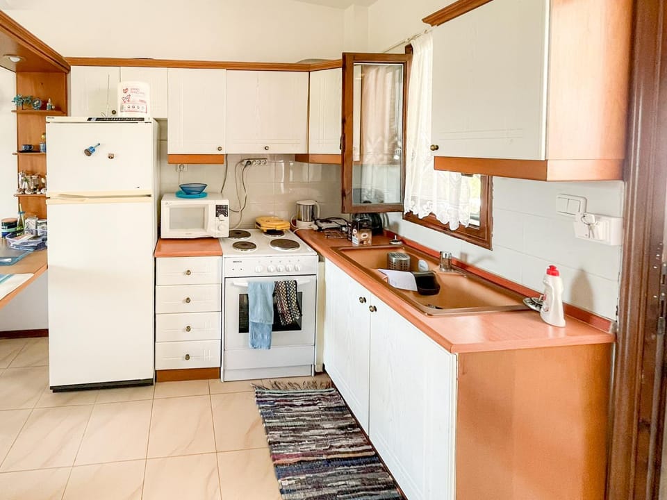 Kitchen or kitchenette, microwave, oven, kitchen