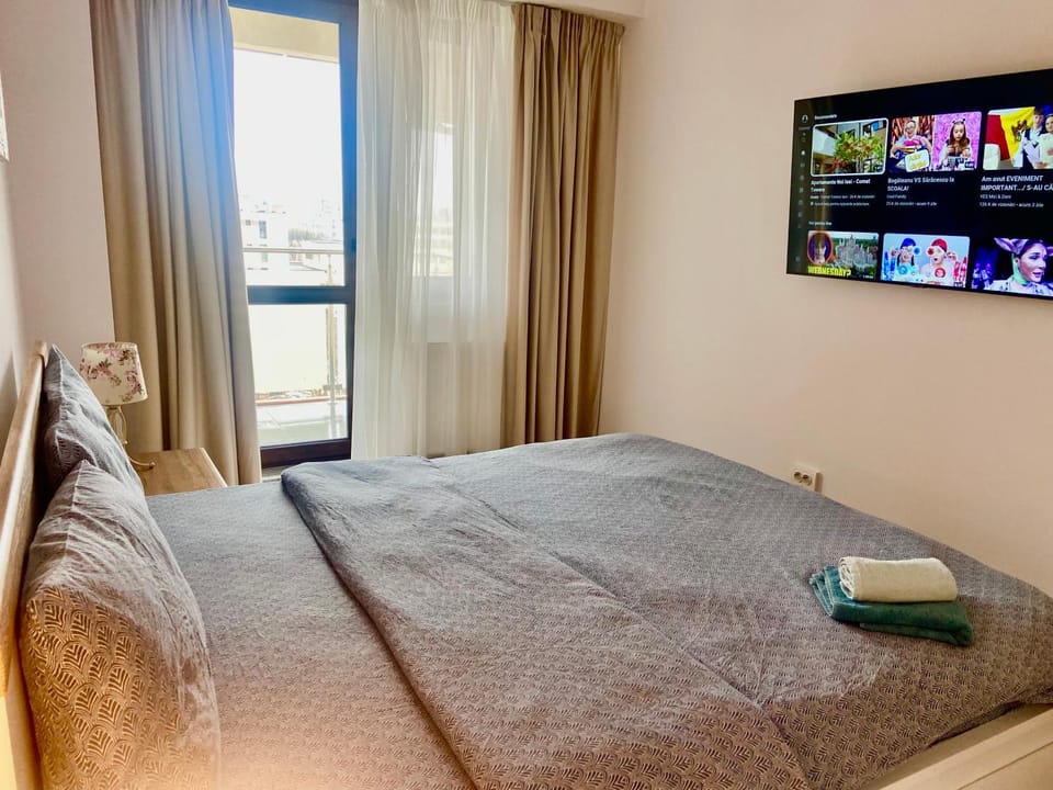 Bed, TV and multimedia, Bedroom, towels