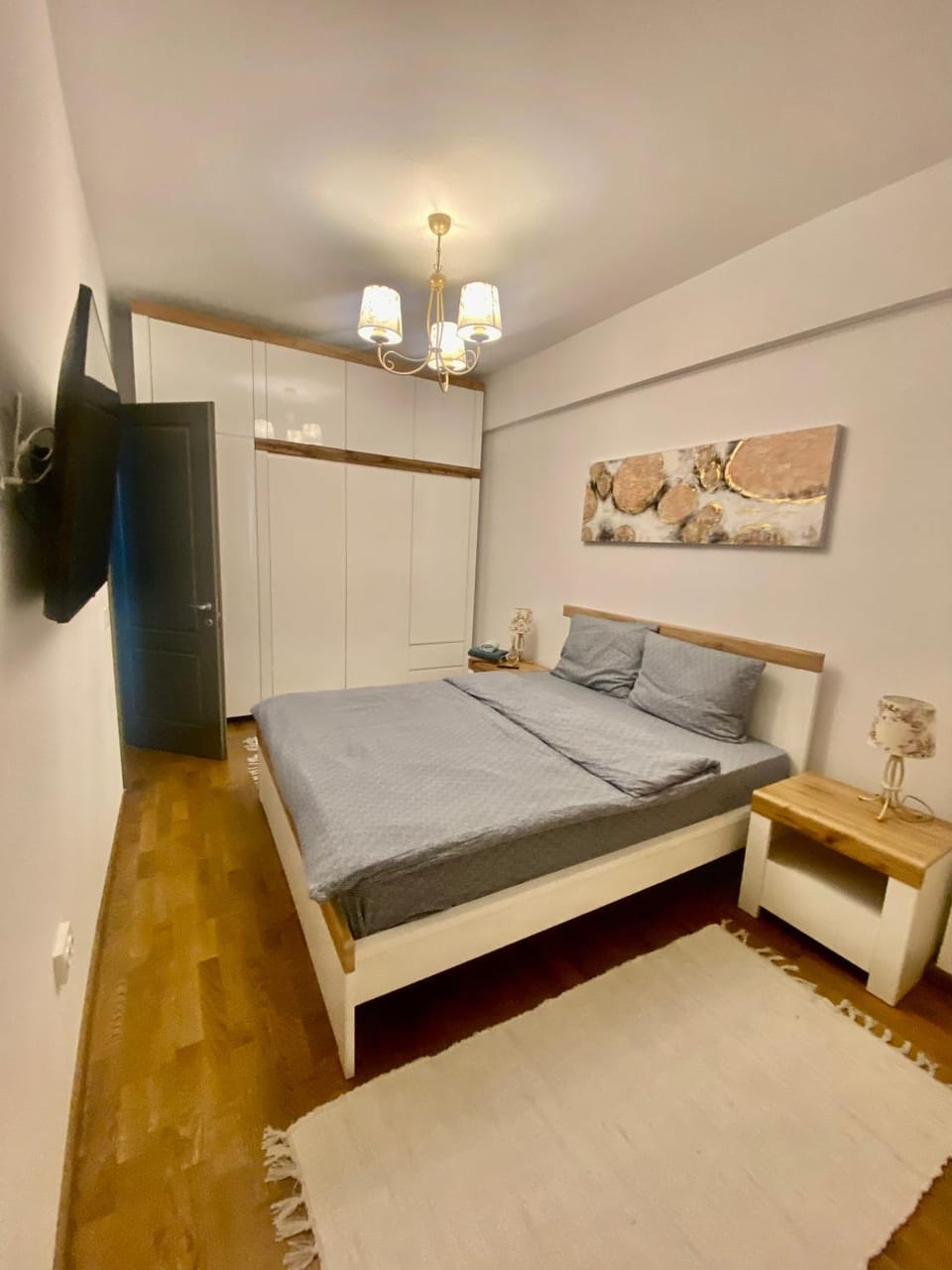 Bed, TV and multimedia, Photo of the whole room, Bedroom