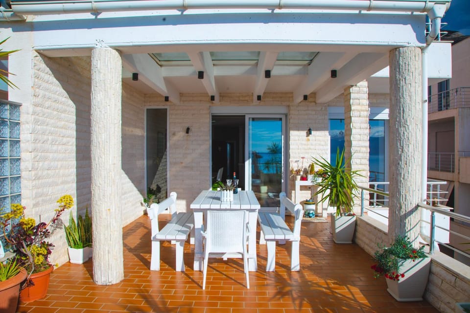 View (from property/room), Balcony/Terrace, Dining area