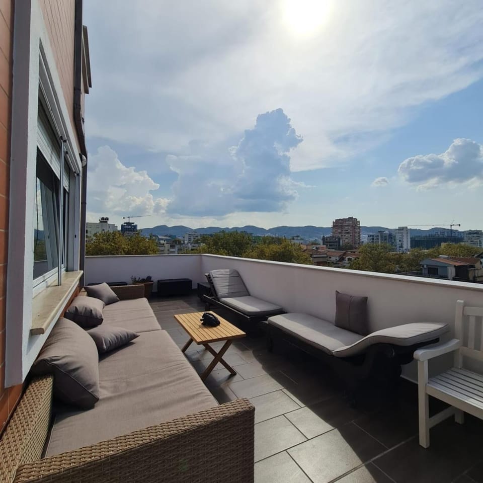140m2 Top FloorCentral Loft 24hr Self Check-in Apartment in Tirana
