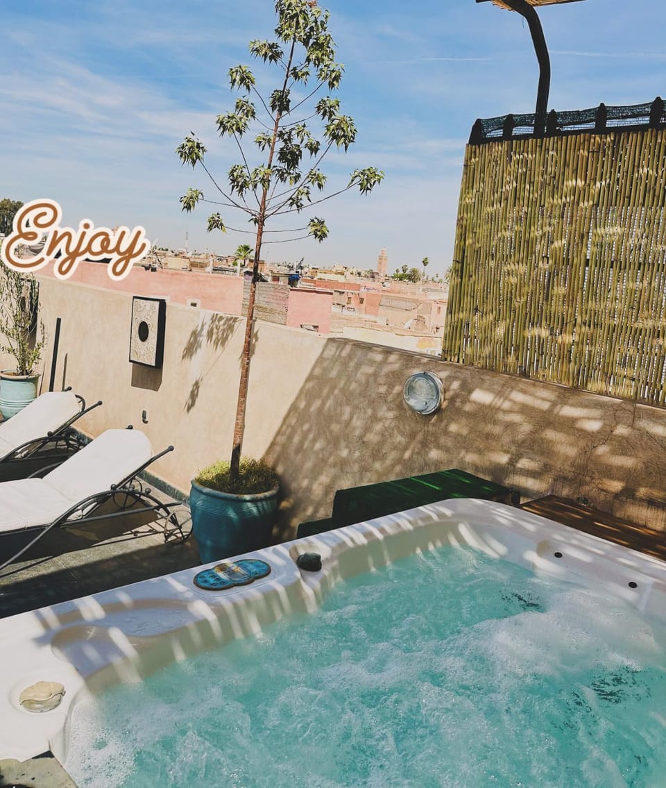 Property building, Balcony/Terrace, Swimming pool