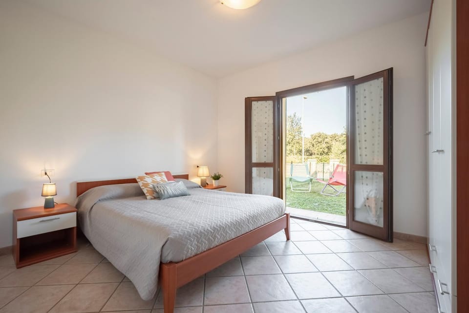 Bed, Garden, Photo of the whole room, Bedroom