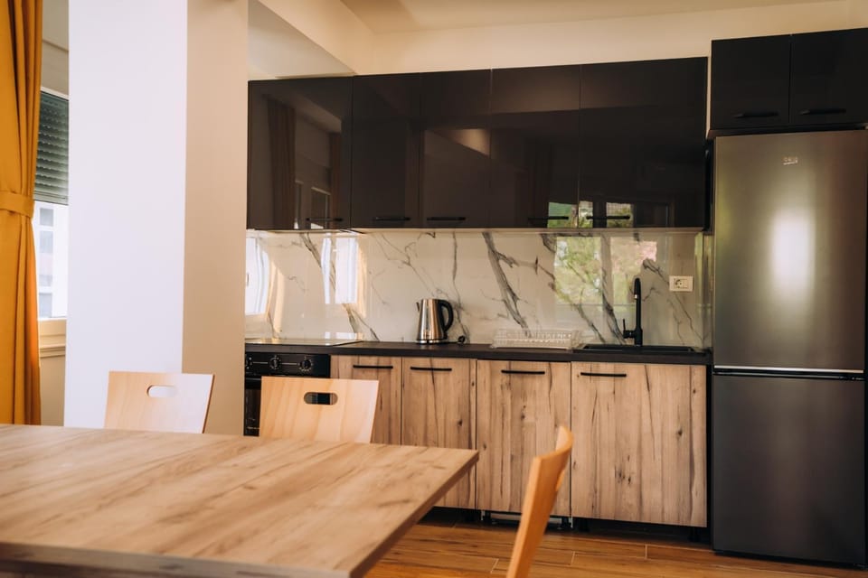 Kitchen or kitchenette, Dining area, oven, stove