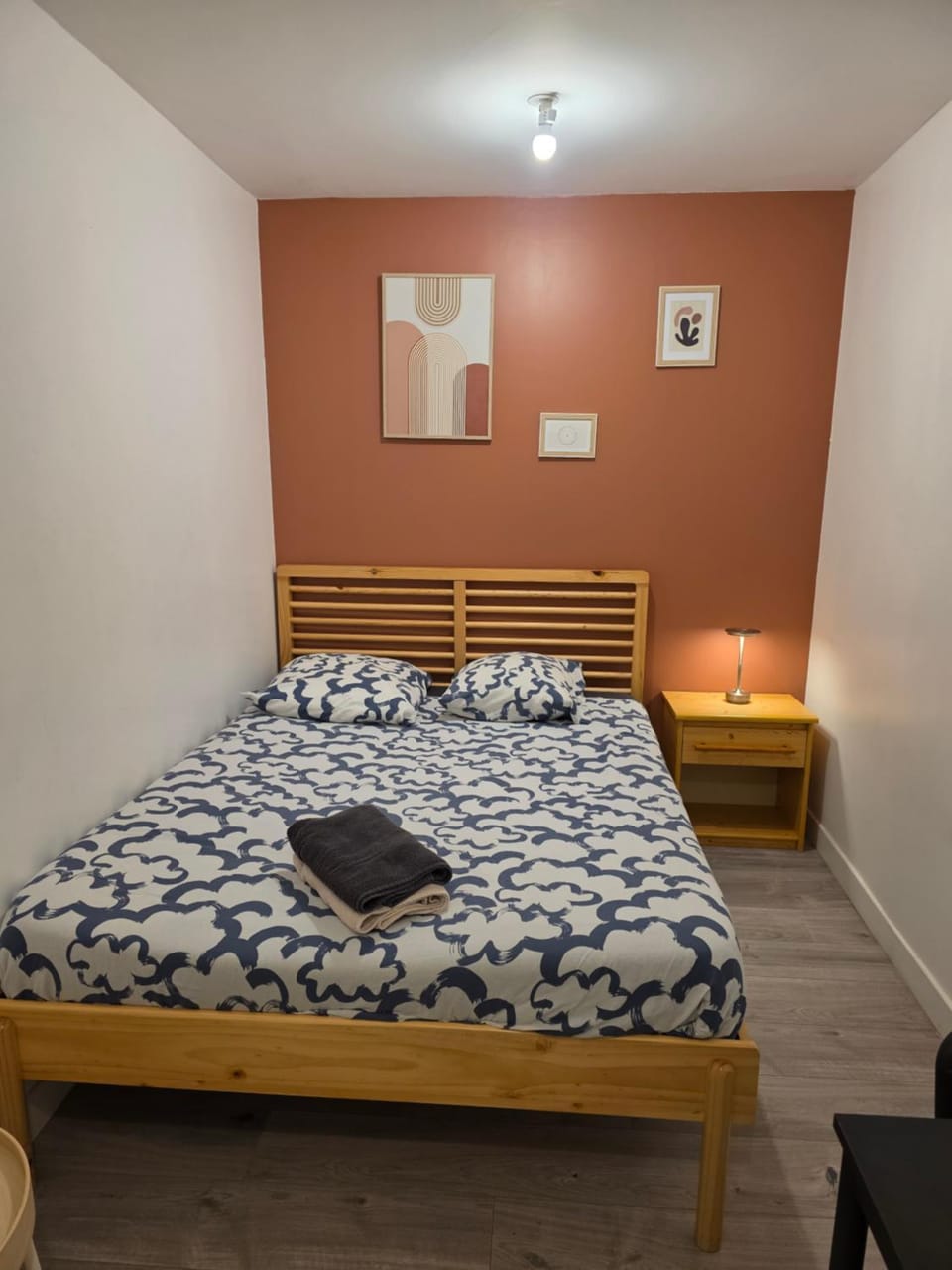 Bed, Photo of the whole room, towels