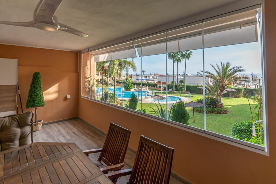 Beachside Paradise: Stylish 3BR apt near the beach Apartment in Costa del Sol