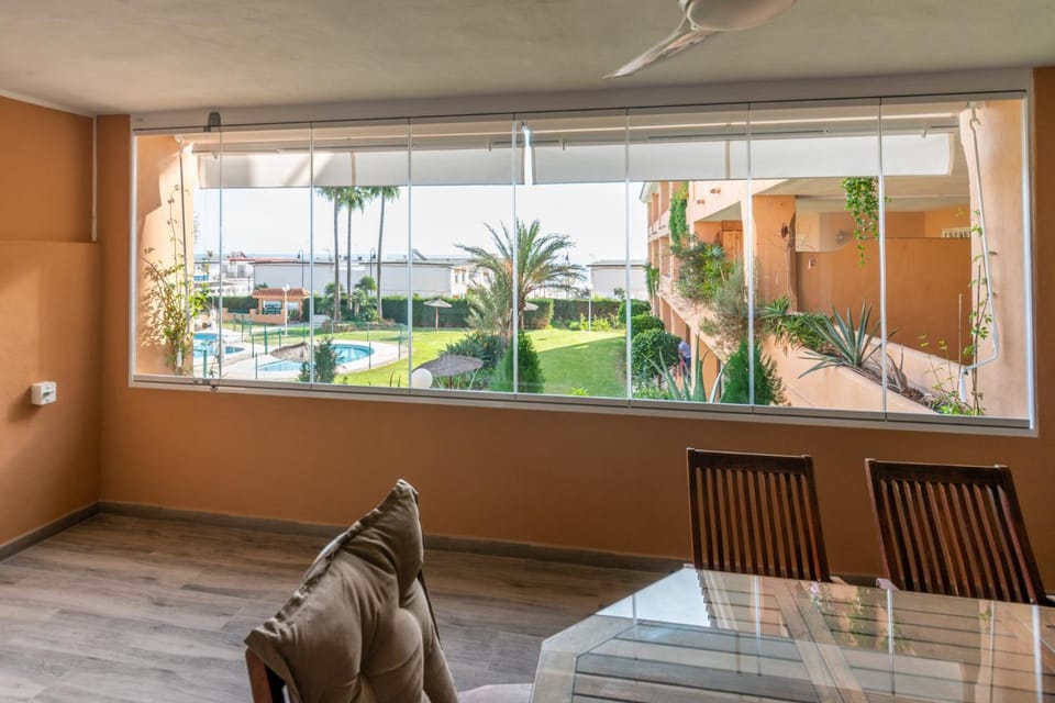 Beachside Paradise: Stylish 3BR apt near the beach Apartment in Costa del Sol