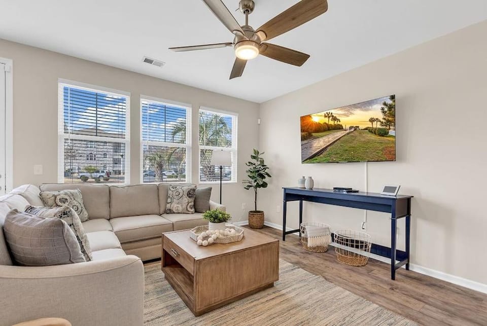 TV and multimedia, Living room, Seating area, fireplace