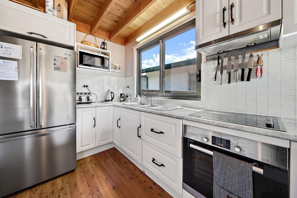Aarlaur 2 - Charming 2BR Rustic Home l Bath l Fire Pit l WiFi l Air-Con House in Jindabyne