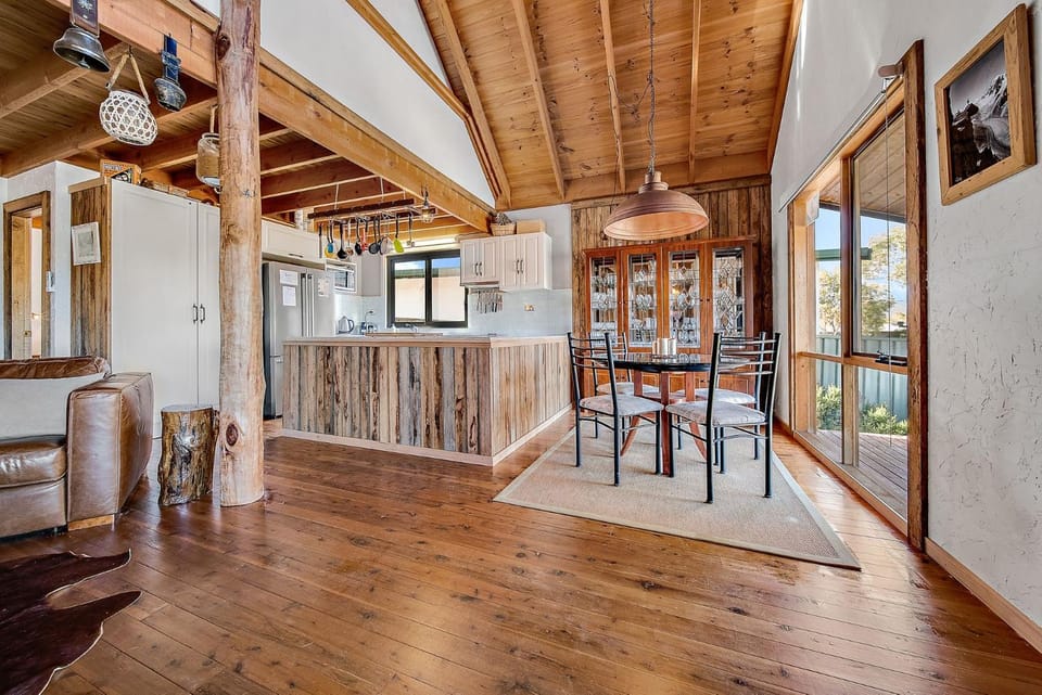 Aarlaur 2 - Charming 2BR Rustic Home l Bath l Fire Pit l WiFi l Air-Con House in Jindabyne