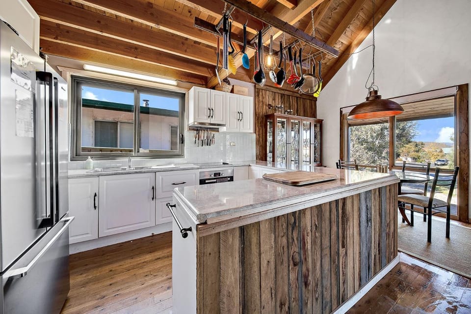 Aarlaur 2 - Charming 2BR Rustic Home l Bath l Fire Pit l WiFi l Air-Con House in Jindabyne