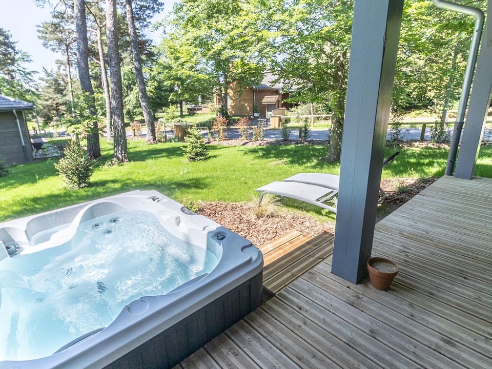 Lodge avec bain à remous privatif, piscine, salle de sport et aire de jeux au bord du golf de Chambon - FR-1-582-370 House in Provence