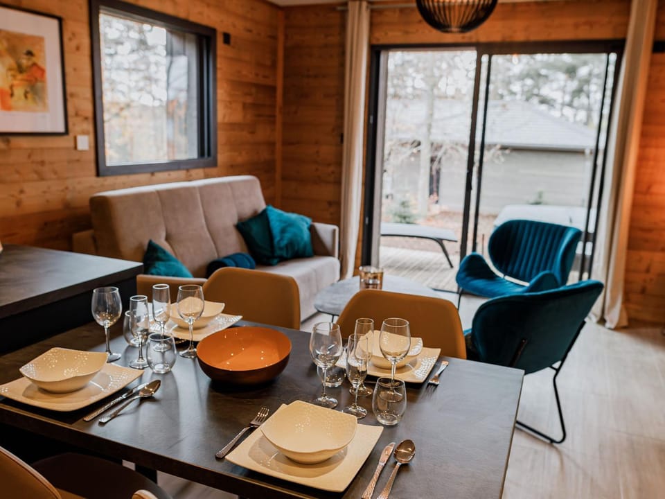 Lodge avec bain à remous privatif, piscine, salle de sport et aire de jeux au bord du golf de Chambon - FR-1-582-370 House in Provence