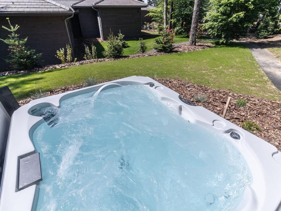Lodge familial avec jacuzzi privatif, accès piscine et nombreuses activités au bord du golf - FR-1-582-367 House in Provence