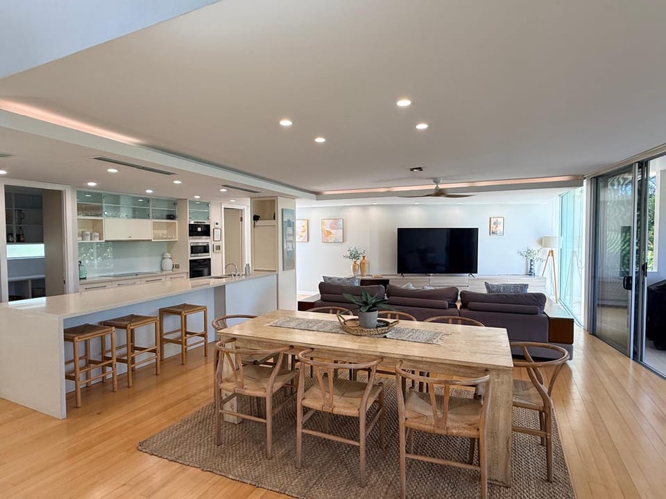 Pandanus Beach House - Direct Beach Access House in Marcoola