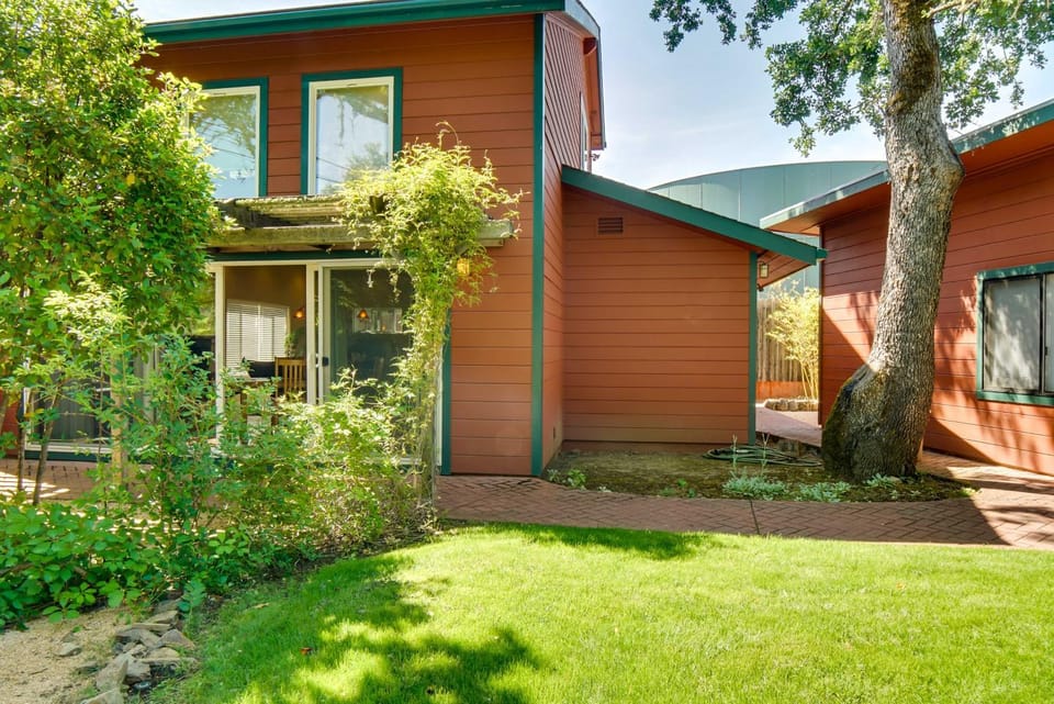 Hilltop Loft Ukiah Vacation Rental! Apartment in Russian River