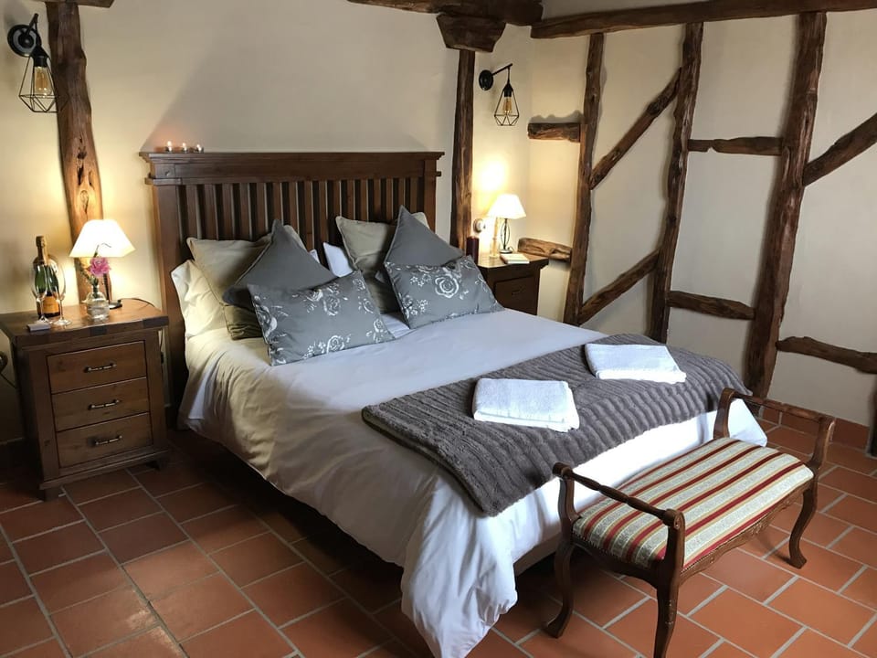 Bed, Bedroom, towels