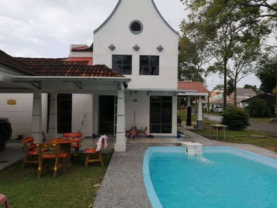 Swimming pool, Swimming pool