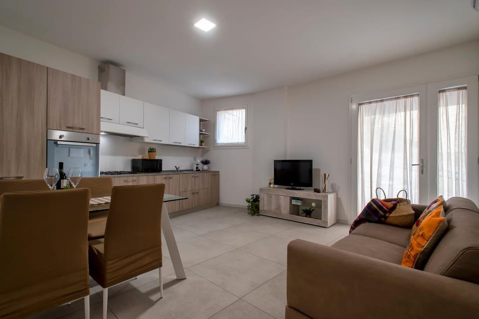 TV and multimedia, Kitchen or kitchenette, Living room, Dining area, minibar, pet friendly, stove