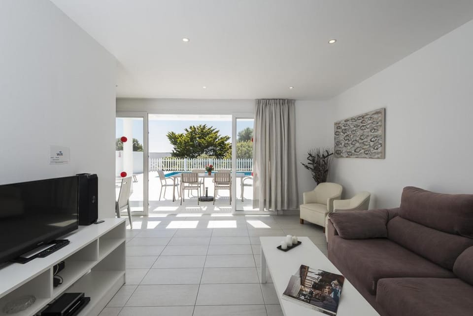 Communal lounge/ TV room, Living room