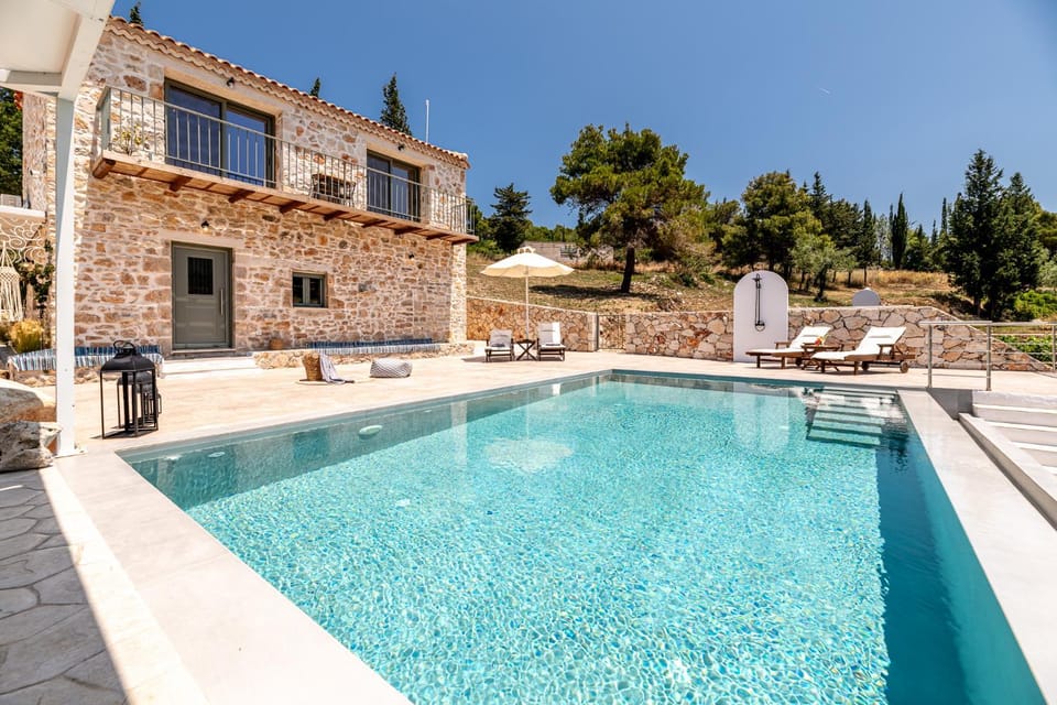 Property building, Patio, Day, Pool view, Swimming pool, Swimming pool, sunbed
